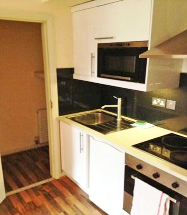 Spacious double bedsit room with kitchen, bills incl 3 Image