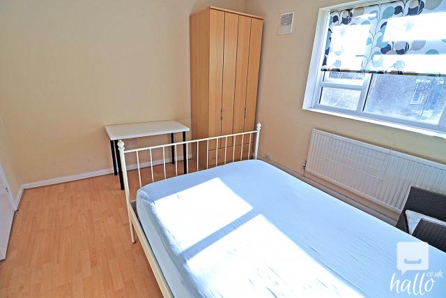 Double room in a 2 bedroom flat in Kensington 4 Image