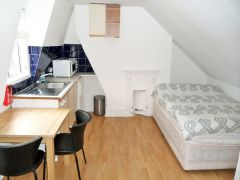 A beautifully presented semi studio, bills included