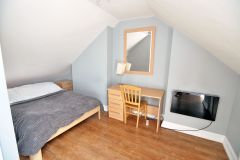 A double room, all bills included, only 2 weeks deposit