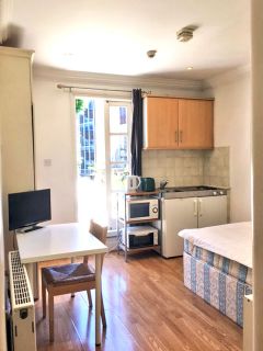 A charming bedsit close to Westfield Shopping Centre