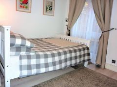 This newly refurbished twin bedsit, bills and WiFi incl