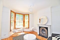 Beautiful 2 bedroom flat with 2 private gardens