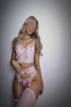 Sexy Blondie Sparkles In Essex